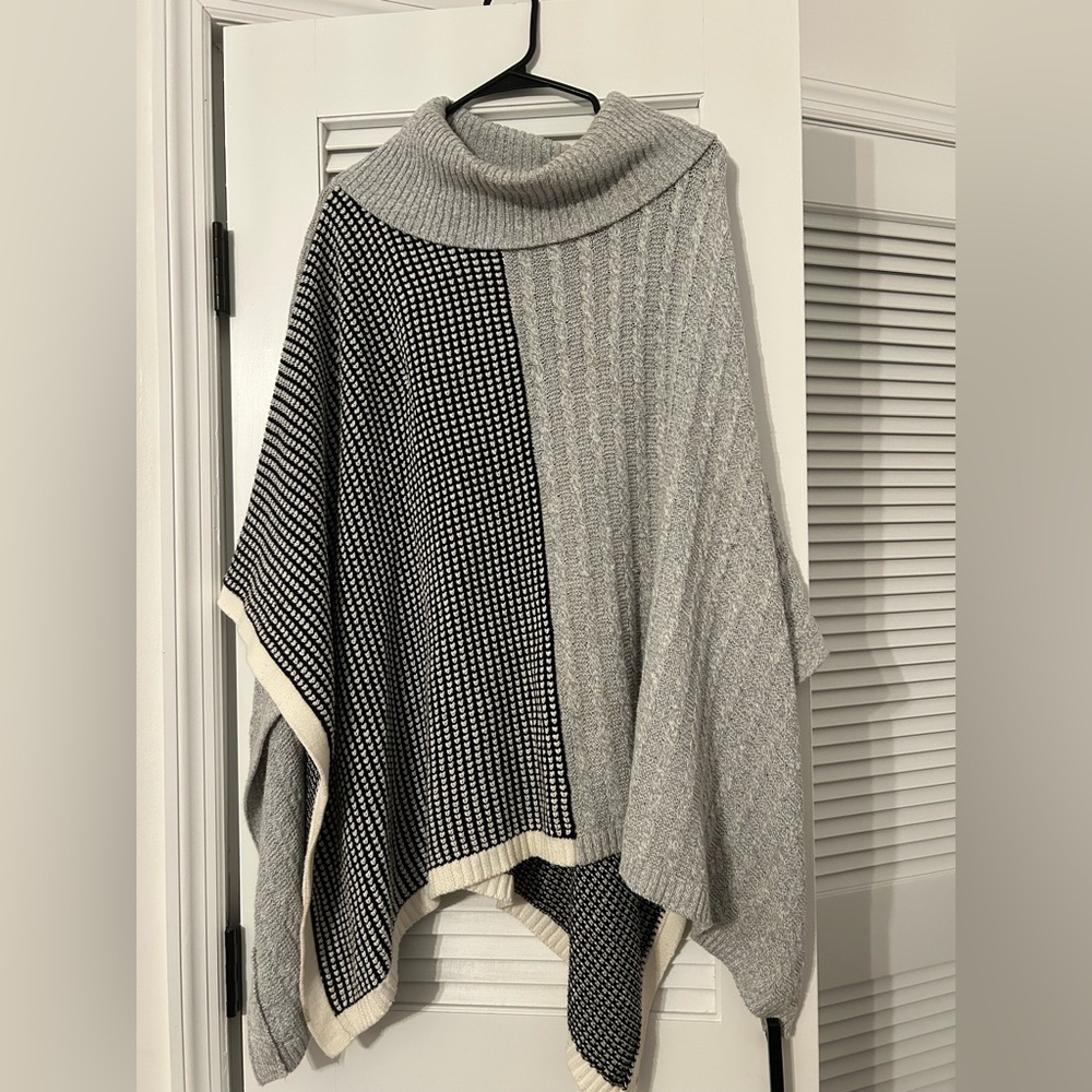 Two by Vince Camuto Grey Poncho. GREAT Condition; Only wore 1x. Size L/XL.